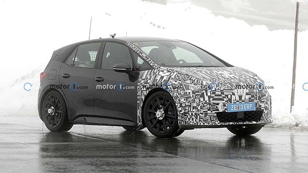 В Альпах тестируют обновленный кроссовер Cupra Born