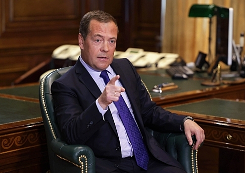 Медведев пригласил Маска на День Победы