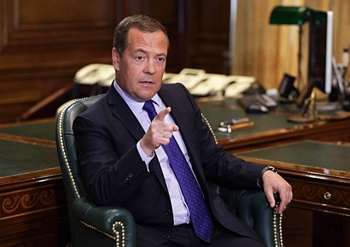 «Нужна моя консультация?»: Медведев ответил на объявление себя в розыск