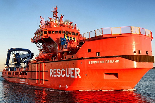 Застрявший в Охотском море танкер «Остров Сахалин» освобожден изо льдов спасательным буксиром «Берингов пролив»