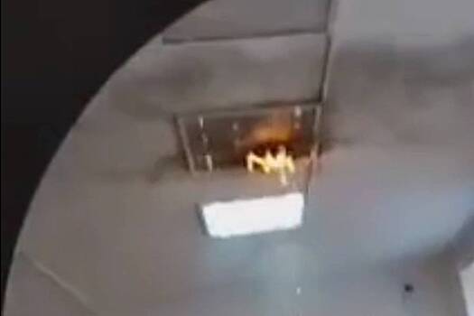 Лампа вспыхнула в российской школе и попала на видео