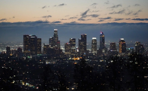 Эвакуация пассажиров из самолета с горящим двигателем в США попала на видео