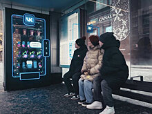 На одной из московских остановок появился виртуальный новогодний вендинг от VK