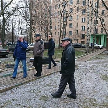 Глава управы Дмитровского района проконтролировал качество уборки дворовых территорий