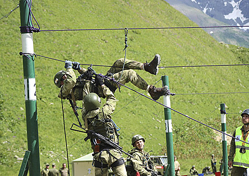 Военнослужащие высокогорных подразделений преодолели горную реку в Приэльбрусье