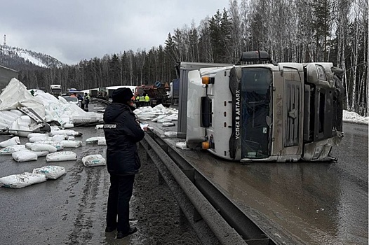 На трассе Пермь – Екатеринбург перевернулась фура