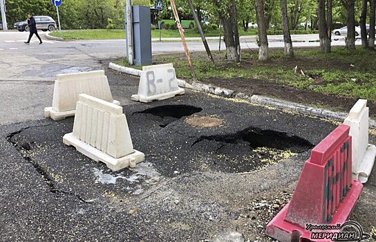 В Тюмени провалился асфальт у Комсомольского сквера