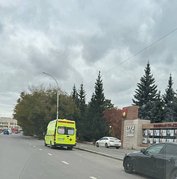 Машина сбила пешехода на тротуаре возле кемеровского кинотеатра