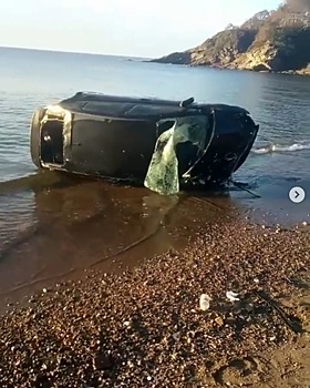 Кульбит в море: «Приус» попал в серьёзное ДТП в Приморье