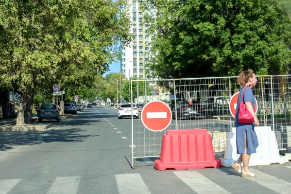 В Екатеринбурге из-за ремонта тепловых сетей перекроют улицу и изменят маршрут автобусов