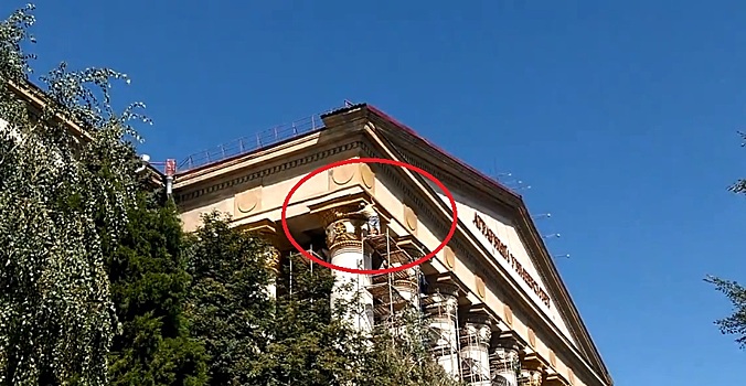 Всё под контролем: в Волгограде рабочие без страховки красят колонны аграрного университета