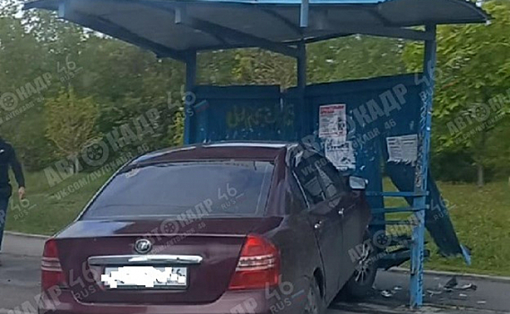 В Курске автомобиль протаранил остановочный павильон
