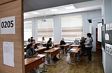 Автор Конституции РФ призвал не сокращать часы обществознания в школах