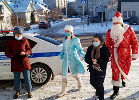 В Волгоградской области Полицейский Дед Мороз исполнил мечту 8-летнего Вани из Волгограда 