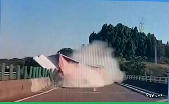 Легковушка успела объехать перевернувшуюся со встречки фуру