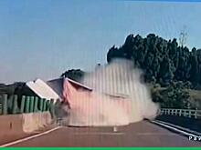 Легковушка успела объехать перевернувшуюся со встречки фуру