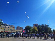 Нижегородские студенты выпустили в небо белые шары в память о погибших в терактах