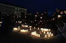 Школьники и суворовцы выложили зажжёнными свечами фразу «Клянёмся помнить»