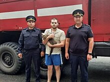 В Башкортостане инспекторы ГИБДД помогли жильцам спастись из горящего старинного дома