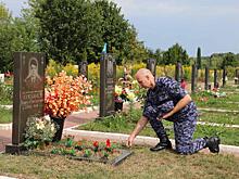 В Рязани почтили память милиционера, погибшего при нападении банды на «Джинсовый мир»