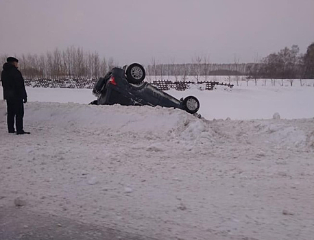 Автомобиль перевернулся на трассе в Кузбассе