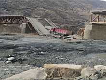 Мост с проезжавшим по нему грузовиком обрушился в Дагестане