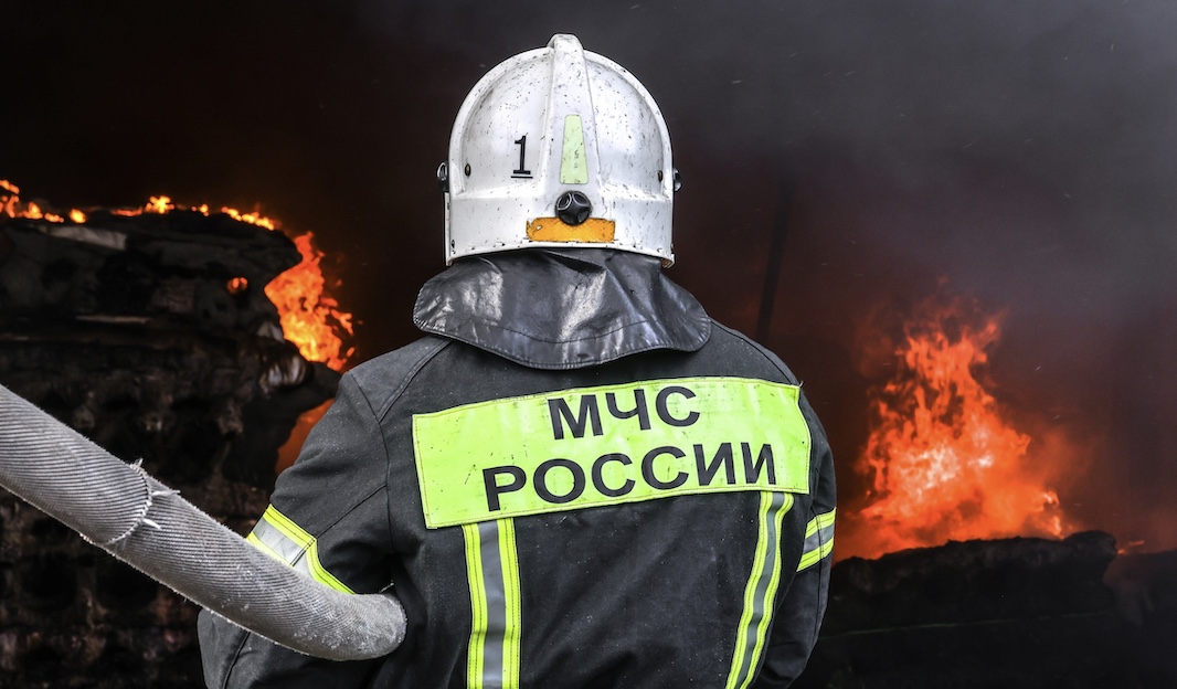 В Туапсе на НПЗ из-за падения обломков БПЛА возник пожар