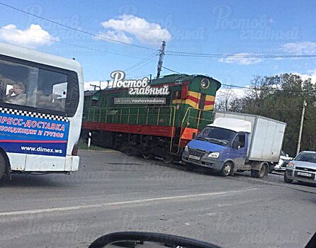 Локомотив и "ГАЗель" столкнулись в Ростове‐на‐Дону