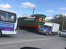 Локомотив и "ГАЗель" столкнулись в Ростове‐на‐Дону