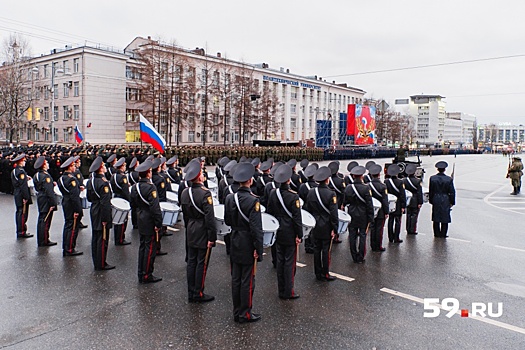 Кадеты, военная техника и сводный хор: смотрим первую репетицию парада Победы в Перми