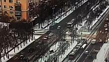 Врезавшийся в светофор екатеринбургский автобус попал на видео