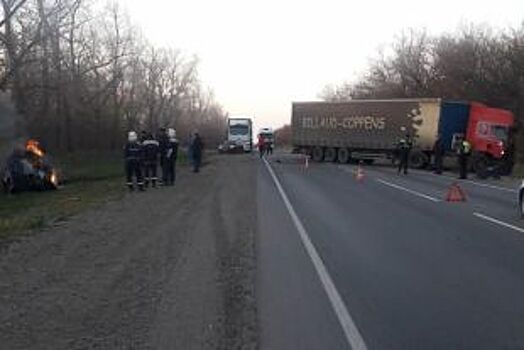 В Краснодарском крае водитель BMW X5 врезался в фуру и погиб