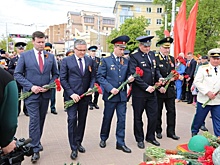 В Калуге возложили цветы к Вечному Огню на площади Победы