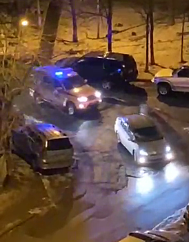 Во Владивостоке патрульная машина не смогла остановить для обычной проверки Toyota Prius и несколько часов просто за ней ездила