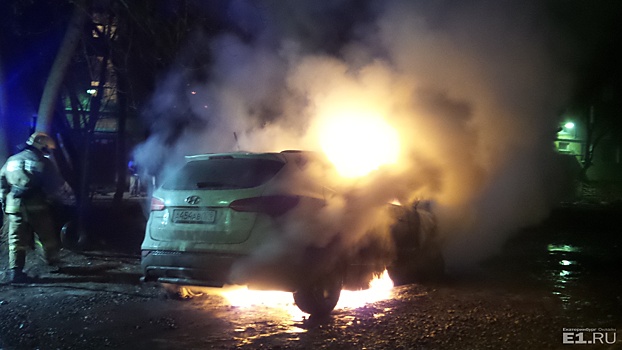 Жители Старой Сортировки среди ночи спасли свои машины от загоревшегося Hyundai Santa Fe