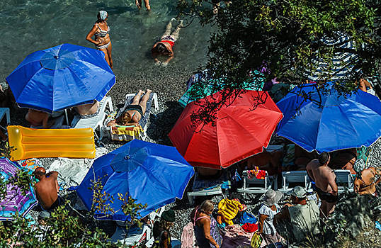 Туристы наступают на Крым и с воздуха, и по Керченскому мосту