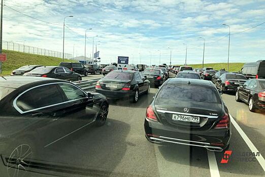 В Екатеринбурге на объездной дороге образовалась пробка. «Полный коллапс»