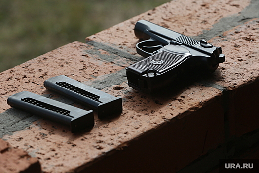 В Челябинске женщины дарят мужчинам сертификаты на оружие