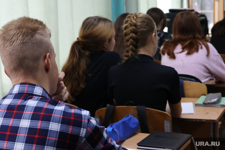 В Екатеринбурге школьники устроили жестокую драку из-за оскорбления родителей