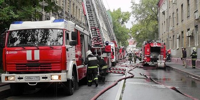 Движение на Доброслободской улице ограничили после пожара