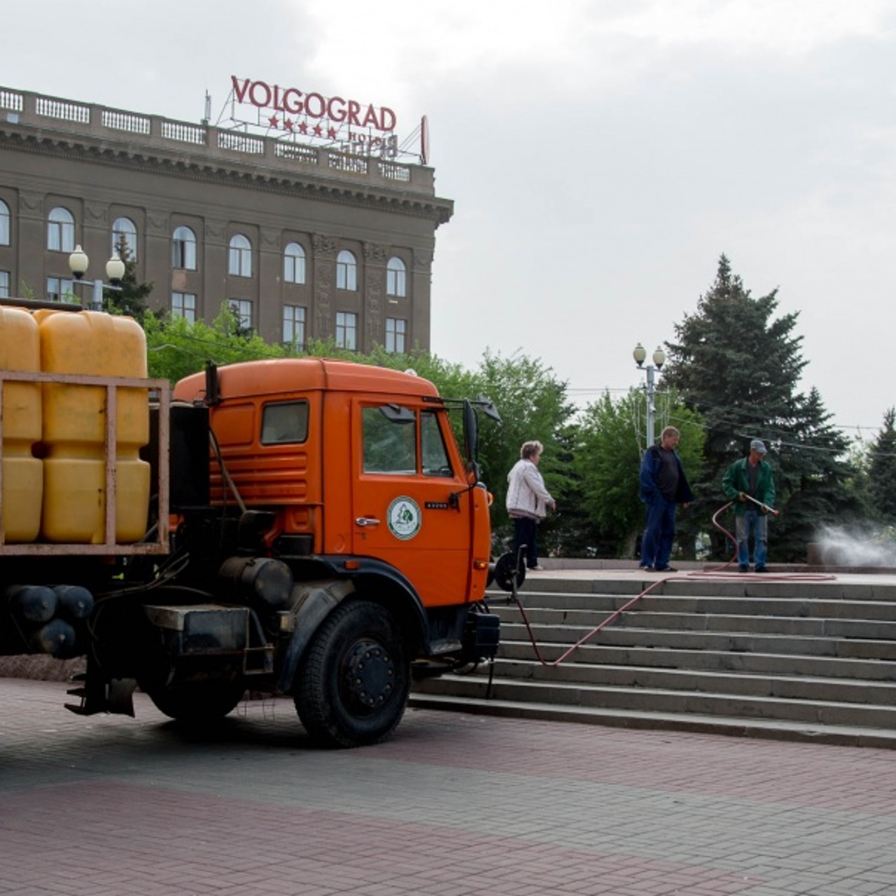 Дороги Волгограда моют от пыли и грязи питьевой водой - Рамблер/новости