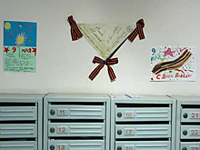 Участники проекта «Московское долголетие» в Зюзино украсили подъезд ко Дню Победы