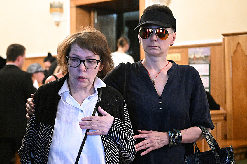 Сценарист Зоя Кудря (слева) на прощании с кинорежиссером Александром Миттой в Центральном доме литераторов в Москве, 17 июля 2025 года