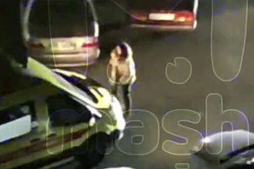 Агрессивная петербурженка набросилась на машину реанимации, заблокировав проезд