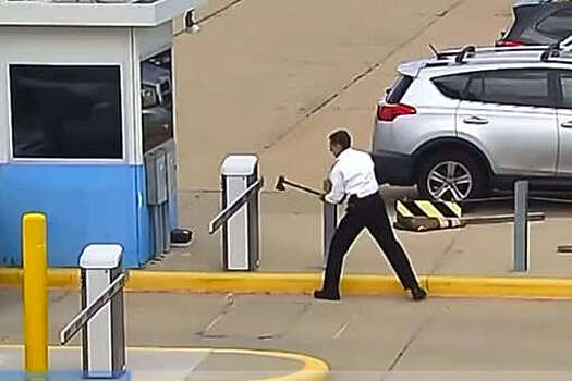В США недовольный пробкой на парковке аэропорта пилот снес шлагбаум топором