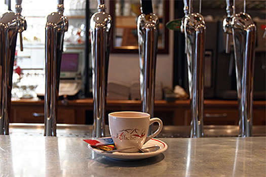 Смесь алкоголя с кофеином признали опасной для мозга