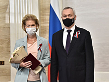 В преддверии Дня Российского флага Губернатор Андрей Травников вручил новосибирцам госнаграды