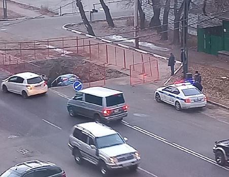 В Благовещенске сразу два автомобиля упали в перекоп на Октябрьской