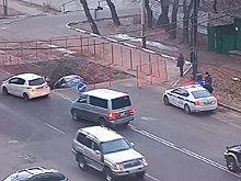 В Благовещенске сразу два автомобиля упали в перекоп на Октябрьской