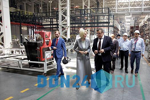 Виктории Абрамченко показали роботов на тракторном заводе
